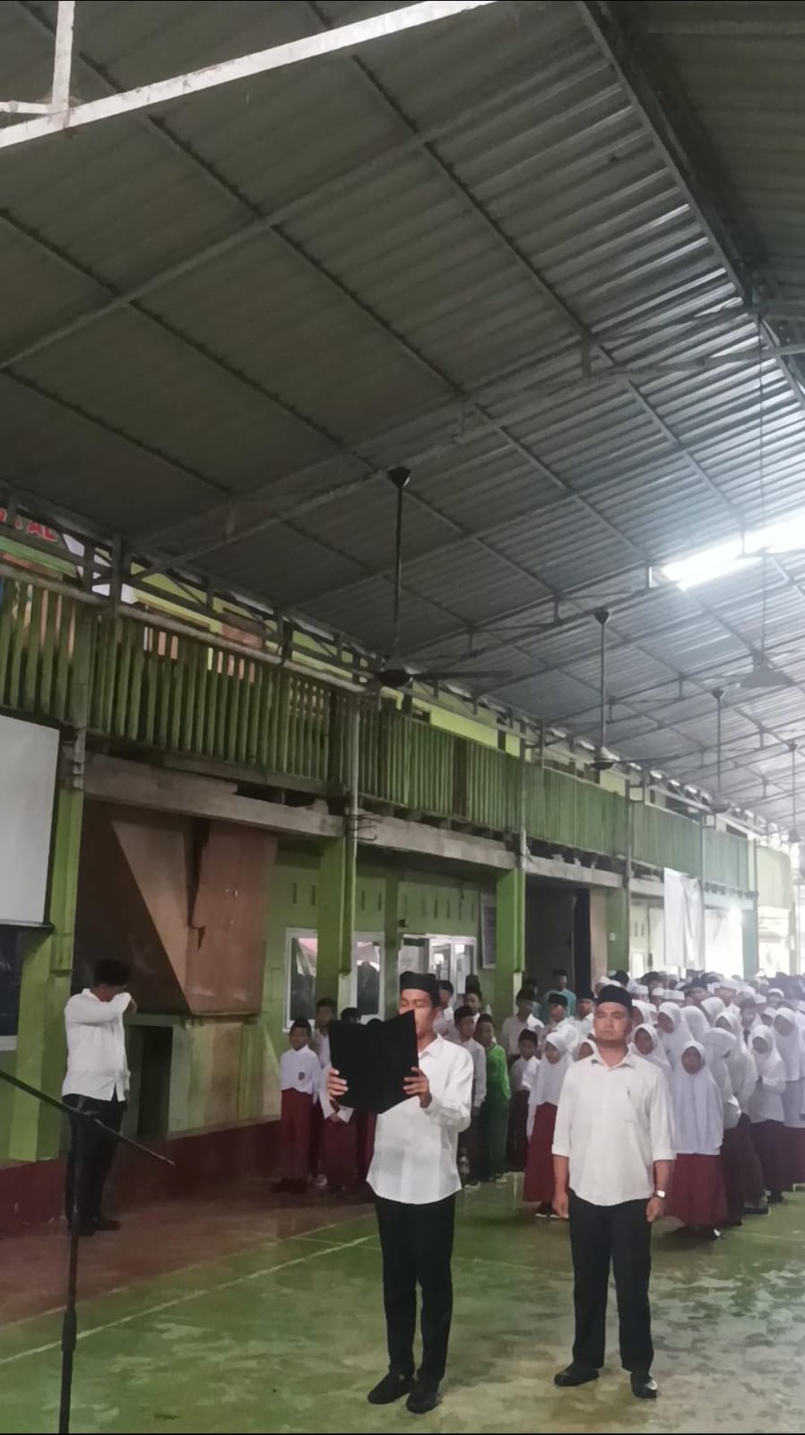 Peringatan Hari Guru Nasional di MTsS Al Falah Tetap Khidmat Meski Diguyur Hujan